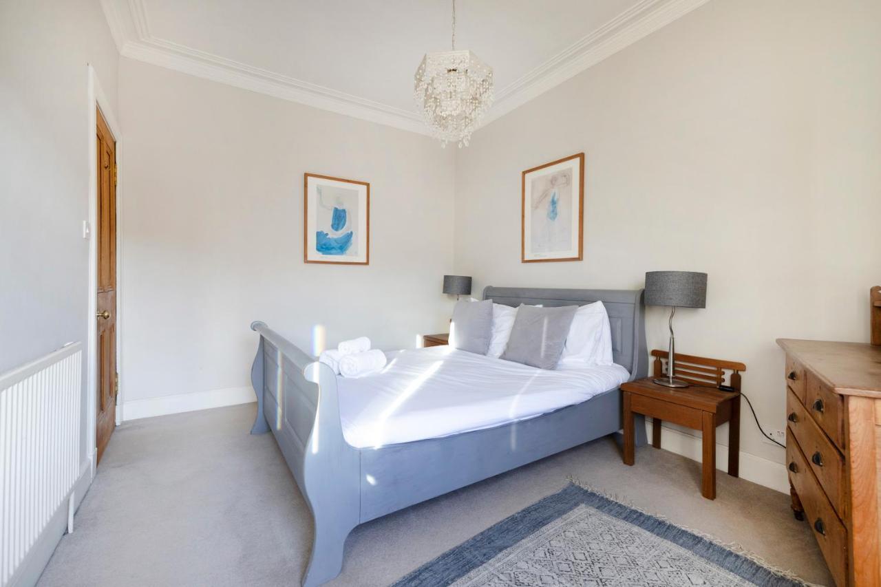 Joivy Old Town 1-Bed Apartment With Stunning Views Edinburgh Exterior photo